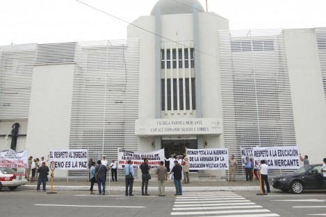 Directivos de la escuela naútica mercante <em>Fernando Siliceo y Torres</em> se manifestaron por la incorporación de esta institución educativa a la Secretaría de Marina. Temen que con esta medida se militarice a la escuela y pierda su escencia mercantil.