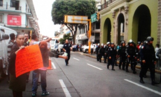 Luego de que colonos de la Carolina Anaya se manifestaran frente a Palacio de Gobierno en demanda de apoyos, policías antimotines llegaron a <em>resguardar</em> el Palacio de Gobierno, desatándose un enfrentamiento entre ambas partes. 