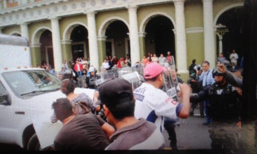 Luego de que colonos de la Carolina Anaya se manifestaran frente a Palacio de Gobierno en demanda de apoyos, policías antimotines llegaron a <em>resguardar</em> el Palacio de Gobierno, desatándose un enfrentamiento entre ambas partes. 