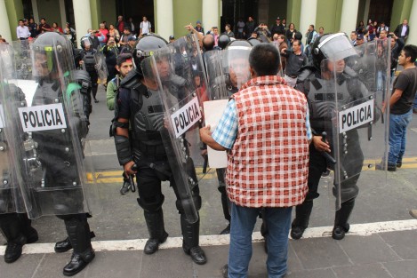Habitantes  de  la colonia Carolina Anaya se manifestaban en reclamo de justicia por el asesinato de un joven a manos de un elemento de la SSP el año pasado. Fueron <em>invitados  a replegarse por elementos de la SSP.