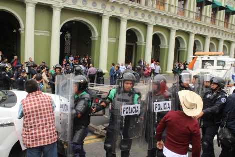 Habitantes  de  la colonia Carolina Anaya se manifestaban en reclamo de justicia por el asesinato de un joven a manos de un elemento de la SSP el año pasado. Fueron <em>invitados  a replegarse por elementos de la SSP.