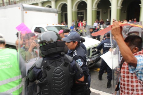 Habitantes  de  la colonia Carolina Anaya se manifestaban en reclamo de justicia por el asesinato de un joven a manos de un elemento de la SSP el año pasado. Fueron <em>invitados  a replegarse por elementos de la SSP.