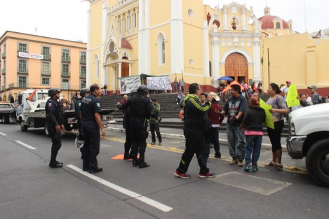 
Habitantes de la colonia Carolina Anaya se manifestaban en reclamo de justicia por el asesinato de un joven a manos de un elemento de la SSP el año pasado. Fueron invitados a replegarse por elementos de la SSP. 