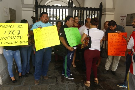 Personal docente de la Universidad Popular Autónoma de Veracruz, UPAV, se manifestó por la falta de pago de un mes de sueldo. Exigen al gobierno del estado el pago inmediato de lo contrario emplazarían a huelga.