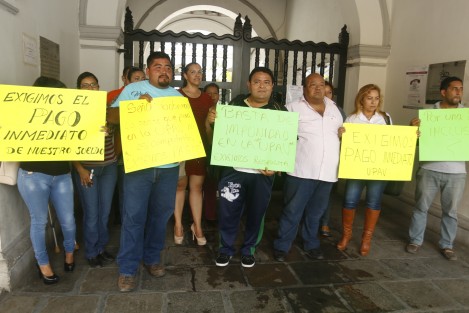 Personal docente de la Universidad Popular Autónoma de Veracruz, UPAV, se manifestó por la falta de pago de un mes de sueldo. Exigen al gobierno del estado el pago inmediato de lo contrario emplazarían a huelga.