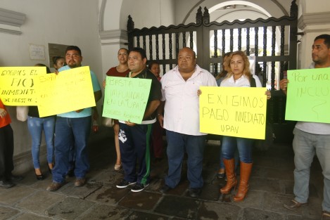 Personal docente de la Universidad Popular Autónoma de Veracruz, UPAV, se manifestó por la falta de pago de un mes de sueldo. Exigen al gobierno del estado el pago inmediato de lo contrario emplazarían a huelga.
