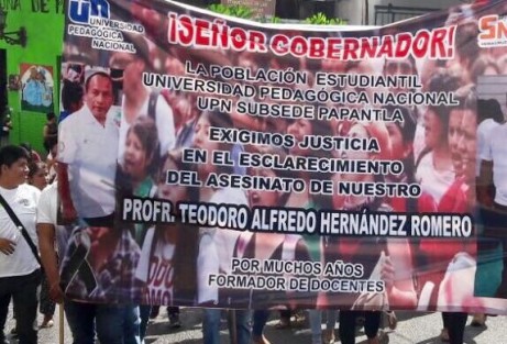 Este sábado en Papantla, profesores y alumnos protestan por el homicidio del profesor Teodoro Alfredo Hernandez Romero.  Participa equipo politico de la Sección 32 SNTE y le adjudican la responsabilidad  al gobernador Miguel Ángel Yunes. Ya que al parecer, ni la fiscalía ha emitido boletín al respecto. 