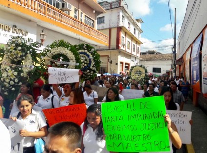 Este sábado en Papantla, profesores y alumnos protestan por el homicidio del profesor Teodoro Alfredo Hernandez Romero.  Participa equipo politico de la Sección 32 SNTE y le adjudican la responsabilidad  al gobernador Miguel Ángel Yunes. Ya que al parecer, ni la fiscalía ha emitido boletín al respecto. 