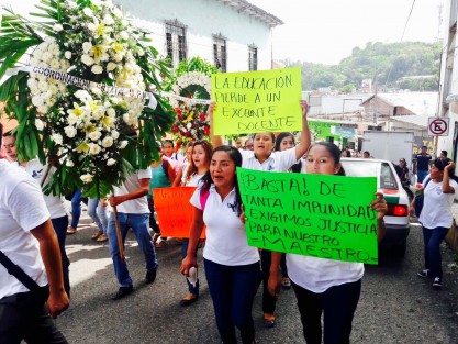 Este sábado en Papantla, profesores y alumnos protestan por el homicidio del profesor Teodoro Alfredo Hernandez Romero.  Participa equipo politico de la Sección 32 SNTE y le adjudican la responsabilidad  al gobernador Miguel Ángel Yunes. Ya que al parecer, ni la fiscalía ha emitido boletín al respecto. 