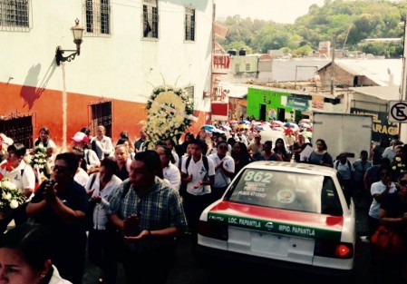 Este sábado en Papantla, profesores y alumnos protestan por el homicidio del profesor Teodoro Alfredo Hernandez Romero.  Participa equipo politico de la Sección 32 SNTE y le adjudican la responsabilidad  al gobernador Miguel Ángel Yunes. Ya que al parecer, ni la fiscalía ha emitido boletín al respecto. 