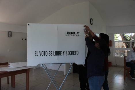 Con retaso de minuos en la instalción y apertura de casillas inicia la jornada electoral para renovar alcaldías en Veracruz.