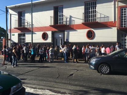 Un grupo de personas se manifestó primeramente en la Plaza Lerdo, y luego frente a la casa de campaña del candidatoAlejandro Montano, ya que fueron convocados como representantes de casilla y a la mera hora no los tomaron en cuenta. ¡Se robaon el dinero! dijeron.