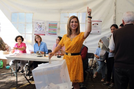 Ni de amarillo ni de azul, sino de naranja, la candidata por la Coalición PAN-PRD a la alcaldía de Xalapa, Ana Miriam Ferráez, arribó esta mañana a emitir su voto en las casillas instaladas en el Club Britania, acompañada por su suplente Cristina Pérez. La candidata dijo estar confiada en el trabajo realizado en la campaña.