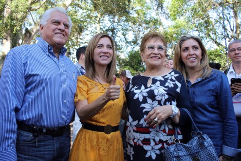 Ni de amarillo ni de azul, sino de naranja, la candidata por la Coalición PAN-PRD a la alcaldía de Xalapa, Ana Miriam Ferráez, arribó esta mañana a emitir su voto en las casillas instaladas en el Club Britania, acompañada por su suplente Cristina Pérez. La candidata dijo estar confiada en el trabajo realizado en la campaña. 