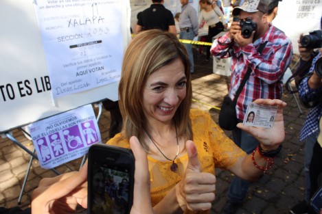 Ni de amarillo ni de azul, sino de naranja, la candidata por la Coalición PAN-PRD a la alcaldía de Xalapa, Ana Miriam Ferráez, arribó esta mañana a emitir su voto en las casillas instaladas en el Club Britania, acompañada por su suplente Cristina Pérez. La candidata dijo estar confiada en el trabajo realizado en la campaña. 