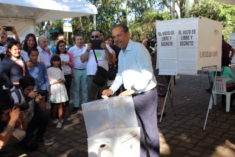 Nicanor Moreira, candidato a la alcaldía de Xalapa por el Partido Nueva Alianza, acudió a emitir su voto. 