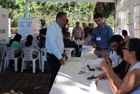 Nicanor Moreira, candidato a la alcaldía de Xalapa por el Partido Nueva Alianza, acudió a emitir su voto. 