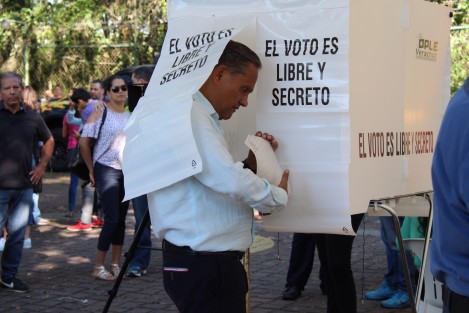 Nicanor Moreira, candidato a la alcaldía de Xalapa por el Partido Nueva Alianza, acudió a emitir su voto. 