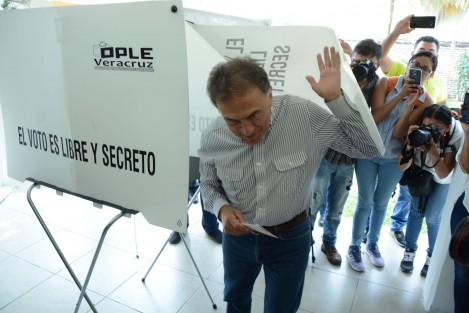 El gobernador de Veracruz, Miguel Ángel Yunes Linares, acudió a emitir su voto en una casilla de Boca del Río.