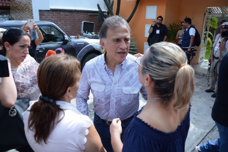 El gobernador Miguel Ángel Yunes Linares dijo que ya se está brindando seguridad a la candidata del PRI-PVEM en San Rafael, cuyo vehículo fuer baleado en la mañana. También informó que en Castillo de Teayo se detuvo a 4 personas por repartir propaganda del PT. 
