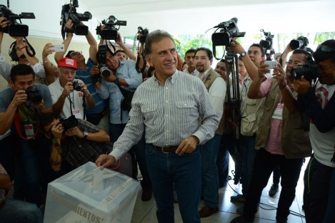 El gobernador Miguel Ángel Yunes Linares dijo que ya se está brindando seguridad a la candidata del PRI-PVEM en San Rafael, cuyo vehículo fuer baleado en la mañana. También informó que en Castillo de Teayo se detuvo a 4 personas por repartir propaganda del PT. 