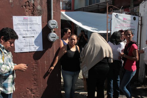 Inconformes priistas toman casilla en la calle Moctezuma, a la vuelta de la casa de campaña de Alejandro Montano, porque no les pagan para ser representantes de casilla. Impiden ingreso de votantes. Posteriormente la liberaron y trasladaron su protesta a Xalapeños Ilustres, en donde bloquean la circulación. 