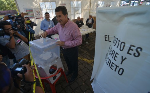 El senador Héctor Yunes emitió su voto. El priista dijo lamaentar que estas esté siendo las elecciones más sangrientas de la historia,  y que el secretario de  Seguridad Pública está actuando como operador electoral. 