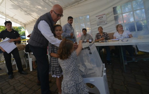 El exgobernador Dante Delgado emitió su voto.