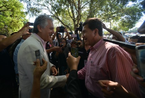 El senador Héctor Yunes y el candidato de MORENA a la alcaldía de Xalapa, Hipólito Rodríguez, se saludaron en la casilla a donde acudieron a votar. Cuestionado por ello, el candidato de MORENA dijo que es la civilidad que debe prevalecer, pues en todo el mundo fuerzas distintas gobiernan conjuntamente. 