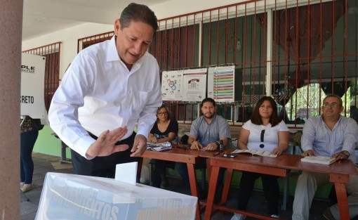 Al acudir a emitir su voto, el candidato priista a la alcaldía de Xalapa se deslindó de los inconformes que no recibieron pago por no ser representantes de casillas, pues eso correspondía a quienes se encargan de los representantes. 
