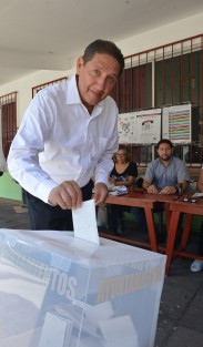 Al acudir a emitir su voto, el candidato priista a la alcaldía de Xalapa se deslindó de los inconformes que no recibieron pago por no ser representantes de casillas, pues eso correspondía a quienes se encargan de los representantes.  