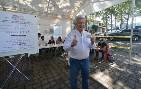 Carlos Luna Escudero candidato del MC a la alcaldía de Xalapa, ya emitió su voto. 