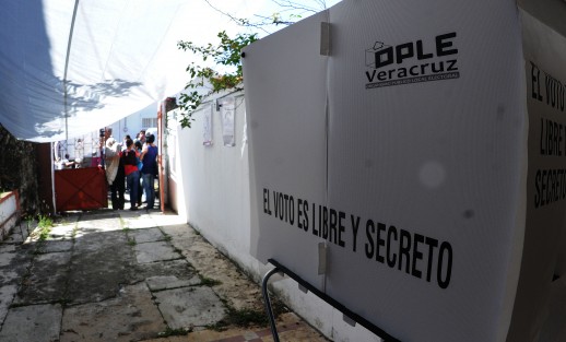 Entre protestas y reclamos, así como bloqueos de casillas, transcurre la jornada electoral. 