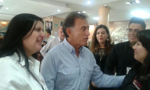 Al mediodía de ese domingo de elecciones el gobernador Miguel Ángel Yunes se dio su vuelta por el centro de Xalapa, saludando a los parroquianos de un café. Asegura que el estado está en calma, sin violencia. 