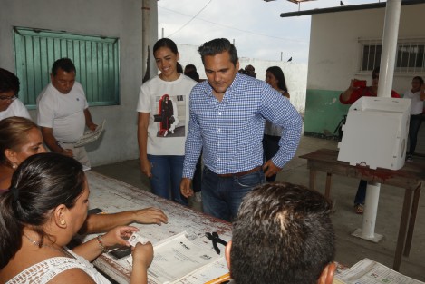 Acompañado por su familia, el físcal general de Veracruz, Jorge Winckler Ortiz, acudió a votar al fraccionamiento La Herradura en el municipio de Veracruz.