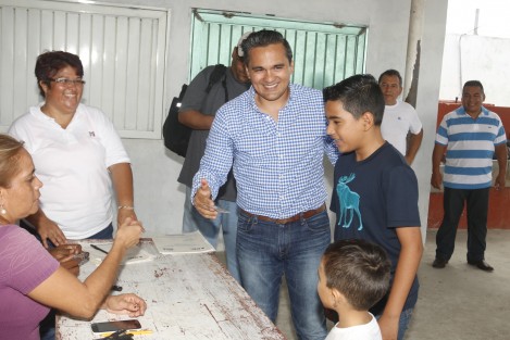 Acompañado por su familia, el físcal general de Veracruz, Jorge Winckler Ortiz, acudió a votar al fraccionamiento La Herradura en el municipio de Veracruz.