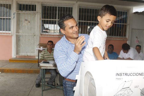 Acompañado por su familia, el físcal general de Veracruz, Jorge Winckler Ortiz, acudió a votar al fraccionamiento La Herradura en el municipio de Veracruz.