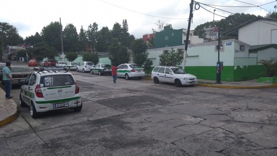 Taxistas se quejaron en la sede estatal del PRD de que su líder les compró el voto, pero no se los pagó. Los citaron en la Central de Abasto, a alrededor de 450 taxistas; recibirían mil pesos más vale de gasolina y para comprar en tiendas de conveniencia. 