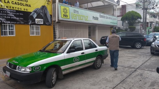 Taxistas se quejaron en la sede estatal del PRD de que su líder les compró el voto, pero no se los pagó. Los citaron en la Central de Abasto, a alrededor de 450 taxistas; recibirían mil pesos más vale de gasolina y para comprar en tiendas de conveniencia. 