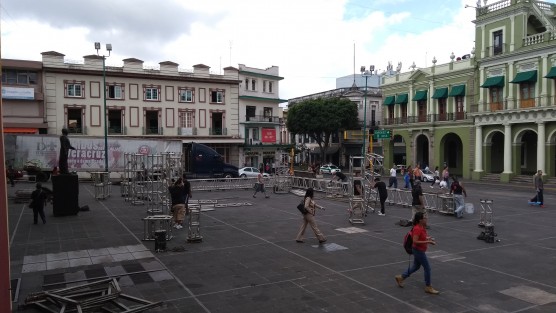 Luego que allegados a la candidata Ana Miriam Ferráez iniciaran la instalación de un megaescenario en Plaza Lerdo al parecer para festejar el triunfo en las urnas con votos aún no contados y ni emitidos, el OPLE por fin actuó y ordenó su retiro.  