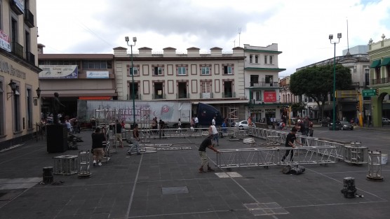 Luego que allegados a la candidata Ana Miriam Ferráez iniciaran la instalación de un megaescenario en Plaza Lerdo al parecer para festejar el triunfo en las urnas con votos aún no contados y ni emitidos, el OPLE por fin actuó y ordenó su retiro.  