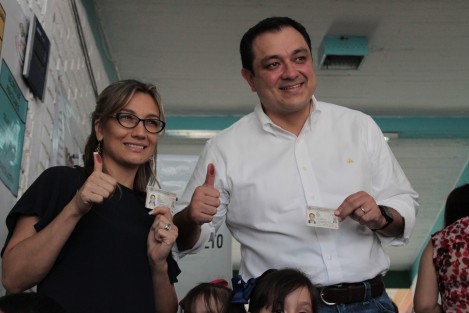 El alcalde de Xalapa, Américo Zúñiga, acompañado de su esposa, Mariana Yorio y sus hijos, acudió a emitir su voto en una casilla ubicada en la colonia Tatahuicapan. Ahí dijo que  la jornada electoral transcurre de manera tranquila, aunque con reportes de escasa concurrencia. 