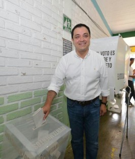 El alcalde de Xalapa, Américo Zúñiga, acompañado de su esposa, Mariana Yorio y sus hijos, acudió a emitir su voto en una casilla ubicada en la colonia Tatahuicapan. Ahí dijo que la jornada electoral transcurre de manera tranquila, aunque con reportes de escasa concurrencia. 