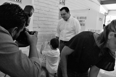 El alcalde de Xalapa, Américo Zúñiga, invitó a los xalapeños a acudir a las urnas en las horas que restan antes del cierre de casilla. Respecto a la compra de votos que se ha denunciado en redes, expresó que ojalá las mismas se hagan ante las autoridades. 