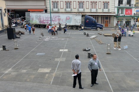 Personal del OPLE vigila que trabajadores del grupo Avanradio retiren sus chivas que ya habían puesto para la festejancia adelantada. Y es que a mediodía de este domingo comenzaron a instalar un mega escenario para festejar el triunfo de Ana Miriam Ferráez, sin respeto a los votantes cuya decisión aún no se da a conocer. 