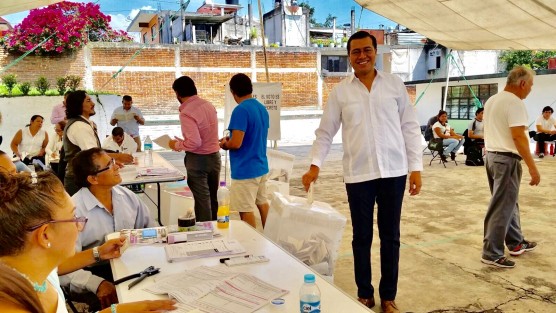En Coatepec el candidato de la coalición PAN- PRD, Enrique Fernández, acudió a emitir su voto.
