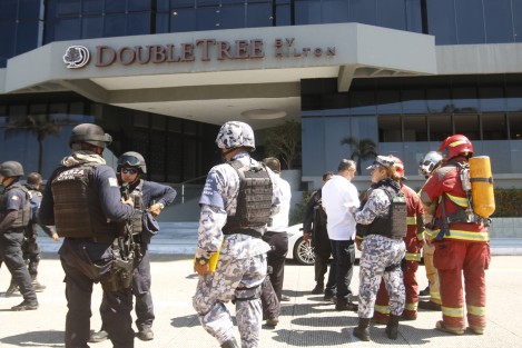 Personal de bomberos, PC y Seguridad Pública, acordonaron las calles del bulevar y Díaz Aragón ante una amenaza de bomba en el interior del hotel DoubleTree Hilton. Este lugar es utilizado como bunker por el candidato a la alcadía de Veracruz Fernando Yunes Márquez.
