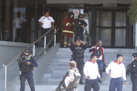 Personal de bomberos, PC y Seguridad Pública, acordonaron las calles del bulevar y Díaz Aragón ante una amenaza de bomba en el interior del hotel DoubleTree Hilton. Este lugar es utilizado como bunker por el candidato a la alcadía de Veracruz Fernando Yunes Márquez. 
