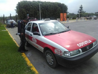 Un grupo de taxistas fueron agredidos al ser sorprendidos acarreando gente para ir a votar a favor del PRI, les destruyeron sus unidades y golpearon a los ruleteros.