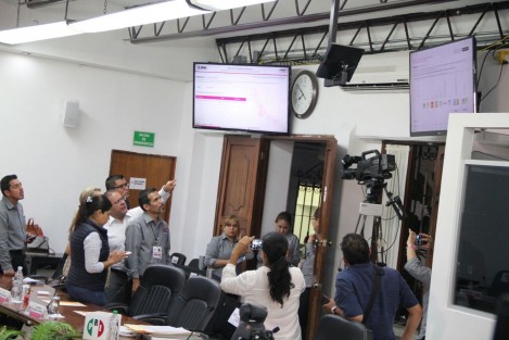 En el OPLE se monitorea los primeros resultados del PREP. Alejandro Bonilla, consejero presidente, al pendiente. 